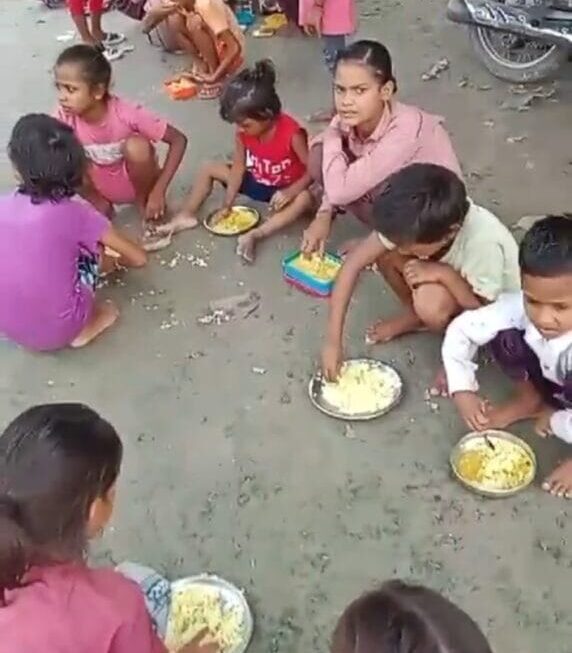 विद्यालय में बच्चों से झाड़ू लगवाने को लेकर ग्रामीणों में रोष,अध्यापक पर गंभीर आरोप