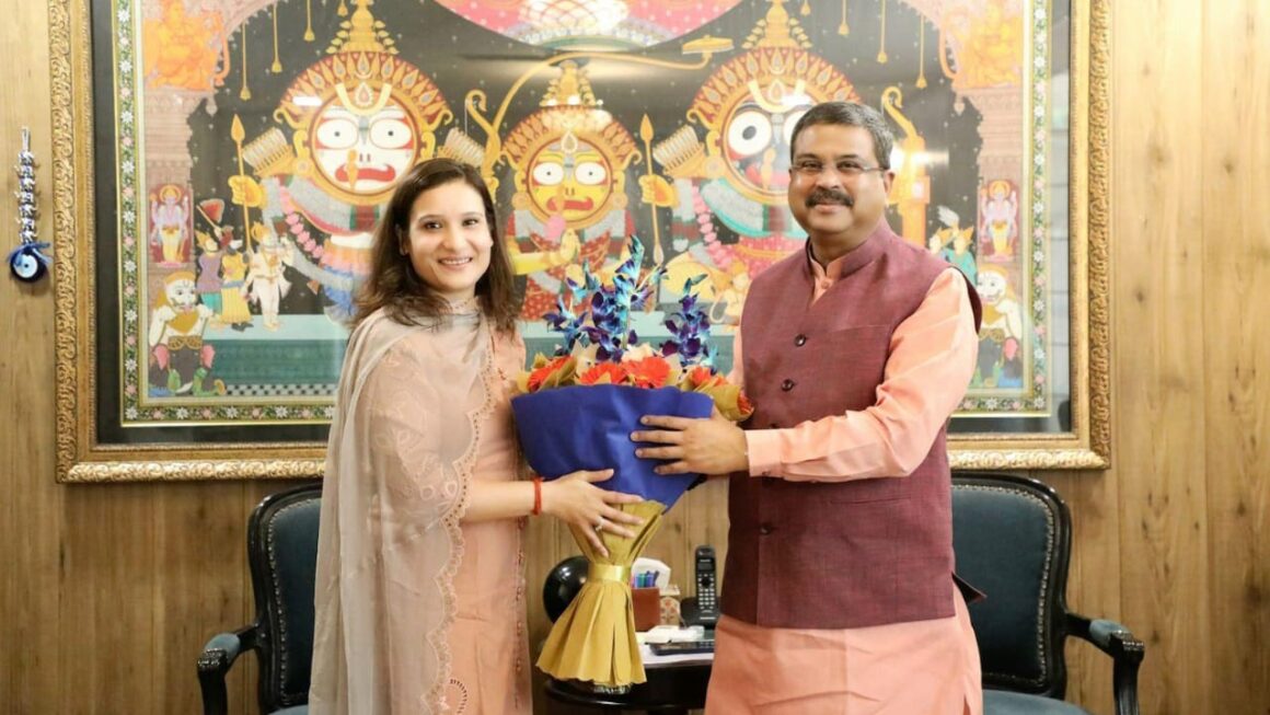 प्रबंध समिति उपाध्यक्ष वर्षा सिंह ने केंद्रीय उच्च शिक्षा मंत्री से की मुलाकात