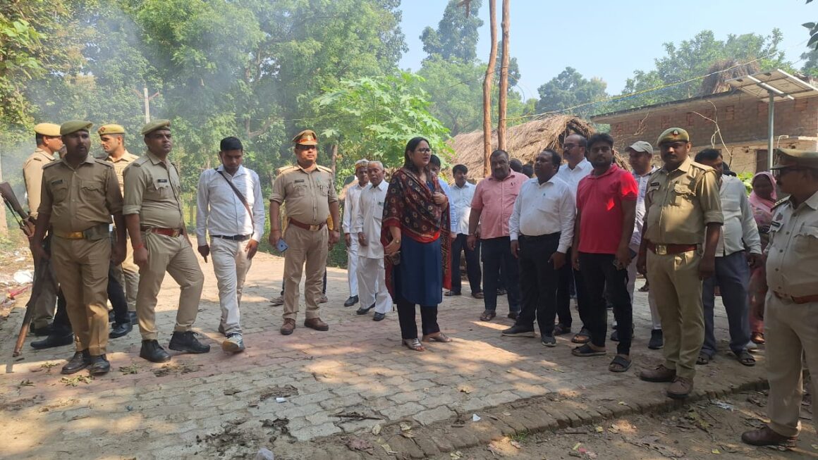 डीएम ने वनटागिया परिवार से मिलकर लिया समस्याओं का जायजा