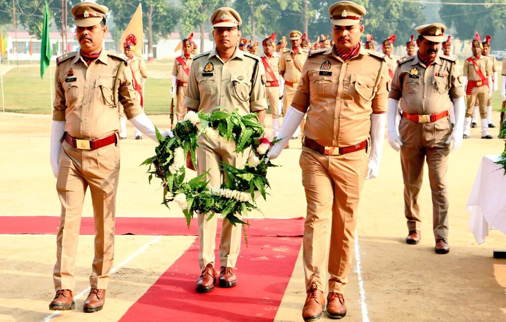 डीआईजी व एसपी ने पुलिस लाइन में अमर शहीद जवानों को श्रद्धा-सुमन पुष्प चक्र अर्पित कर दी श्रद्धांजलि