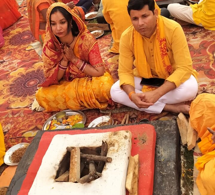 चांदनी चौक मसकनवा में चल रही है 24 कुण्डीय गायत्री महायज्ञ, 25 लोंगों ने ली दीक्षा