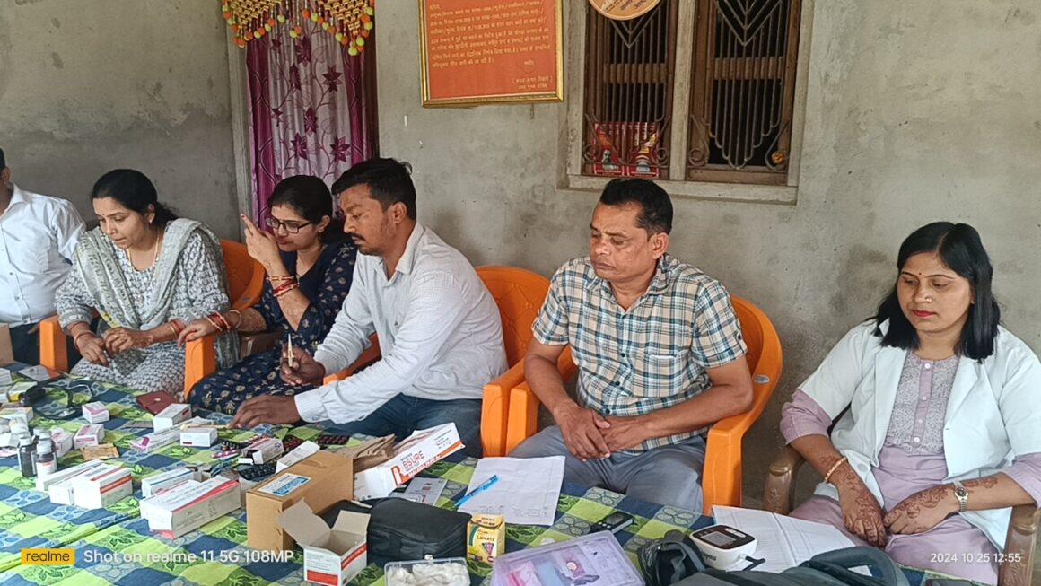 विकास विभाग व स्वास्थ विभाग की संयुक्त टीम ने वन टांगिया गांव पहुंच कर किया स्वास्थ प्रशिक्षण व साफ-सफाई