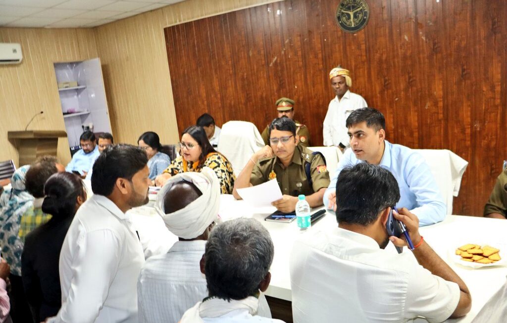 डीएम व एसपी ने सम्पूर्ण समाधान दिवस में फरियादियों की सुनी समस्याएं