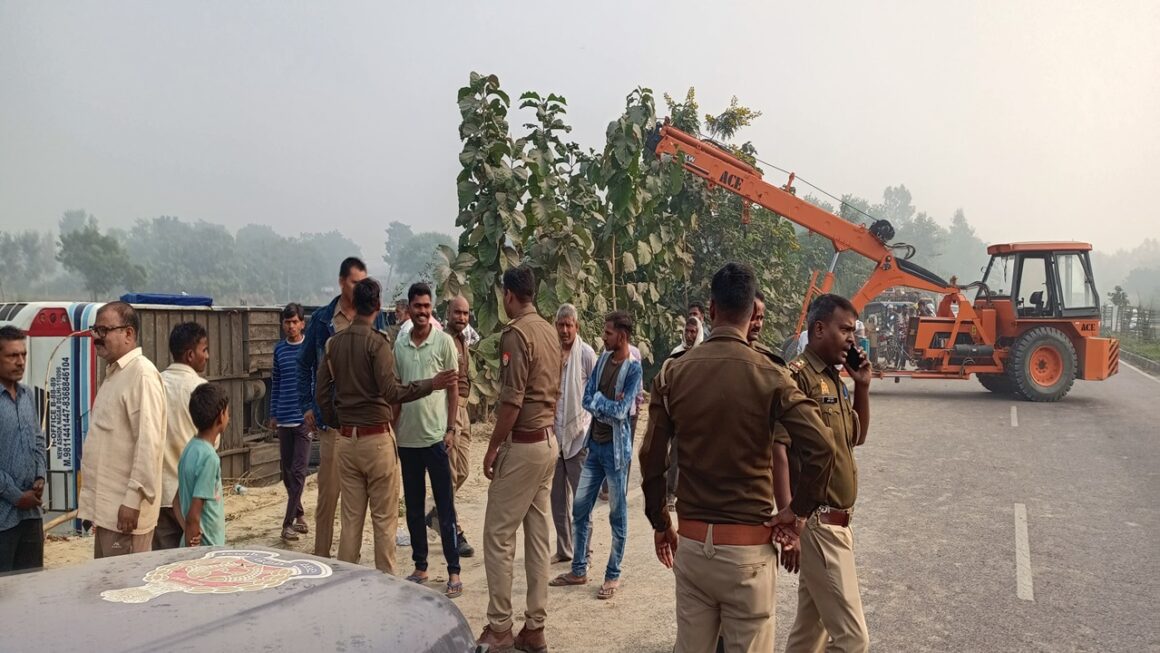 तेज रफ्तार के चलते बढ़ रही दुर्घटनाएं, अनियंत्रित होकर डबल डेकर बस पलटी, मची चीख पुकार 