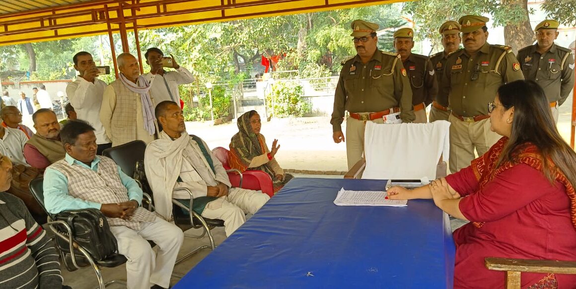 धानेपुर थाने मे डीएम ने सुनी फरियादियों की समस्याएं