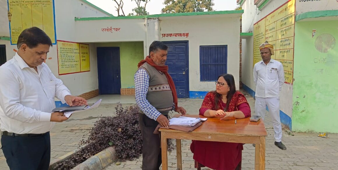 गोण्डा में मतदाता पुनरीक्षण कार्यक्रम का डीएम ने किया औचक निरीक्षण