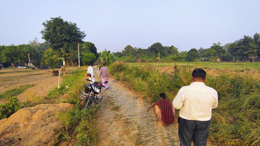 जिलाधिकारी का सख्त रुख: त्रिभुवन नगर ग्रांट के भूमि विवाद में प्रशासनिक लापरवाही पर कार्रवाई