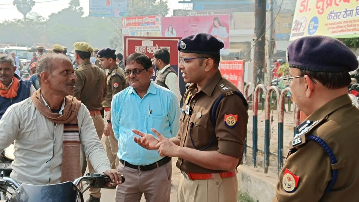 पुलिस उपमहानिरीक्षक व पुलिस अधीक्षक द्वारा यातायात नियमो का पालन कराने हेतु कराया गया संकल्पित
