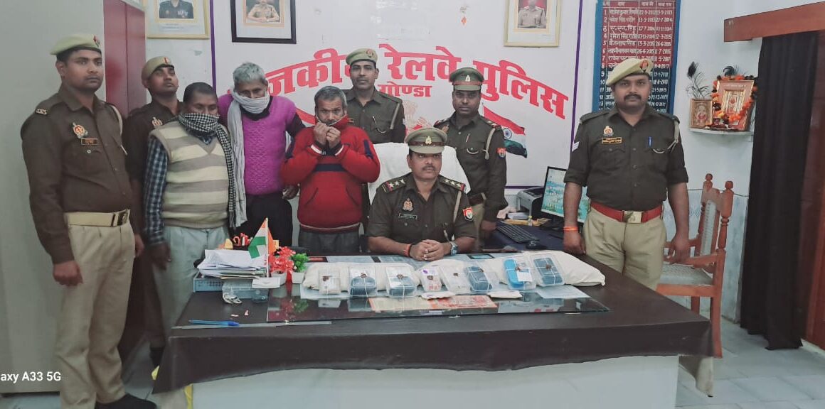 नशीला पदार्थ खिलाकर ट्रेन मे यात्रियो के सामान चोरी करने वाले तीन शातिर अपराधी गिरफ्तार 