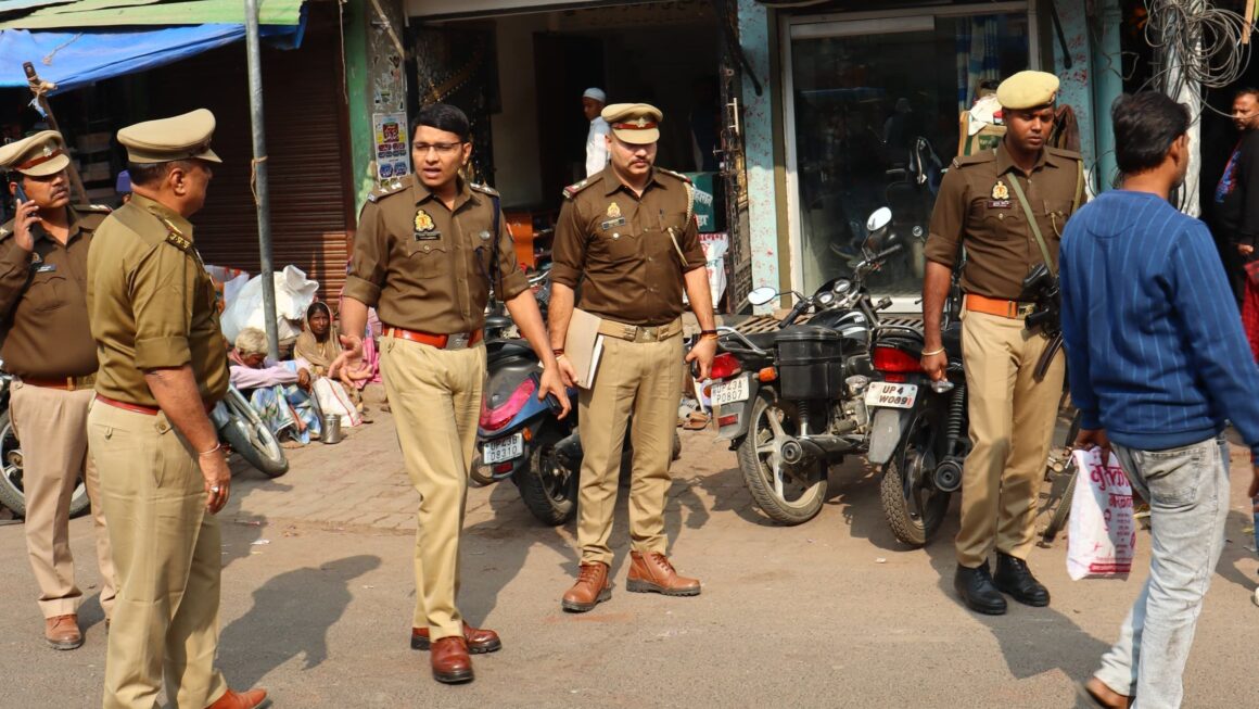 पुलिस बल के साथ पैदल गश्त के दौरान एसपी ने संबंधित को दिए आवश्यक दिशा निर्देश