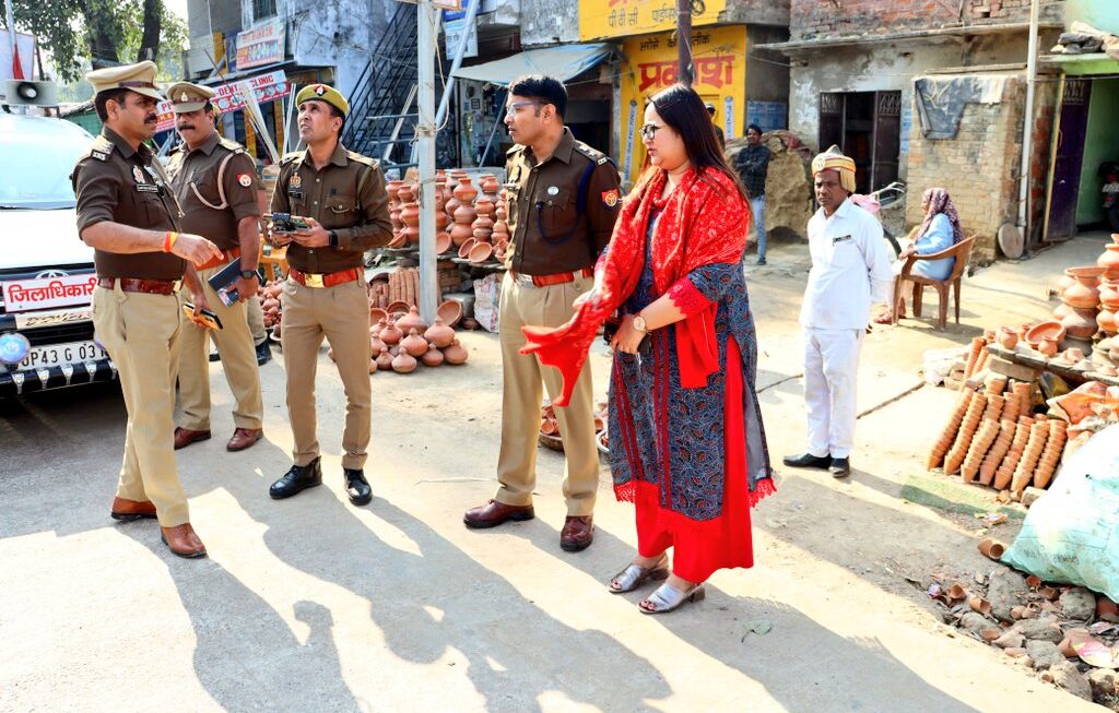 डीएम व एसपी ने कोतवाली क्षेत्रातंर्गत भ्रमण कर सुरक्षा व्यवस्था का लिया जायजा