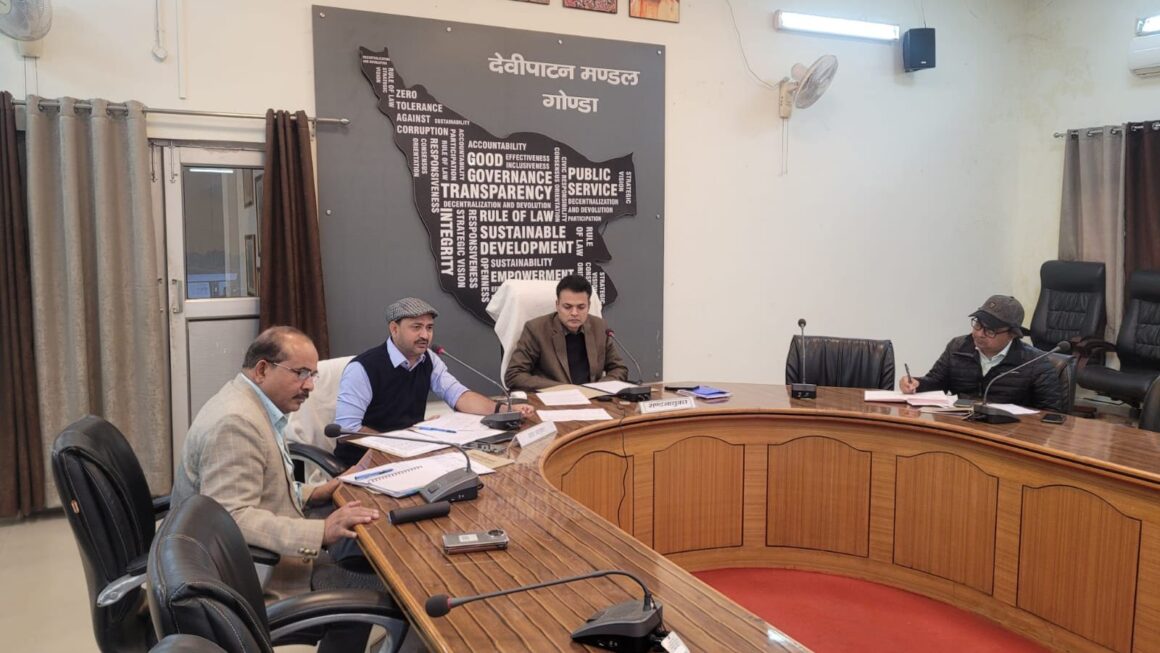 आयुक्त ने की मंडल में लंबित राजस्व वादों के निस्तारण की समीक्षा