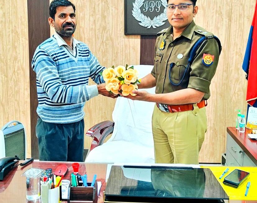 साइबर सेल द्वारा पीड़ित की फ्राॅड गयी 1,00,000 रुपए की धनराॅशि करायी वापस