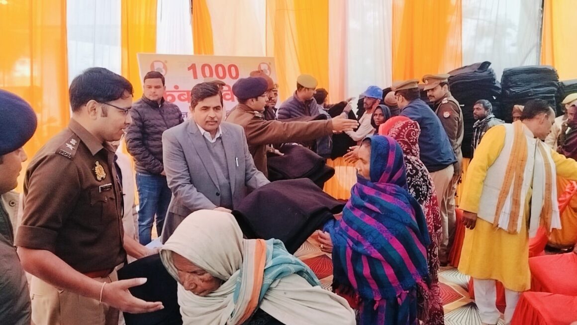 मैजापुर चीनी मिल के सौजन्य से एसपी एसपी द्वारा किया गया 100 कंबलो का वितरण