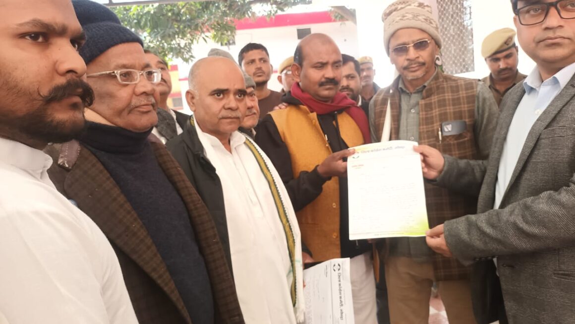 कांग्रेसियों ने जिला अधिकारी के माध्यम से सौंपा राज्यपाल को संबोधित ज्ञापन