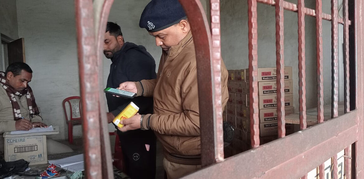 पसका मेला क्षेत्र में स्थित शराब की दुकानों के सेल्समैनों को प्रशासन ने दी चेतावनी 