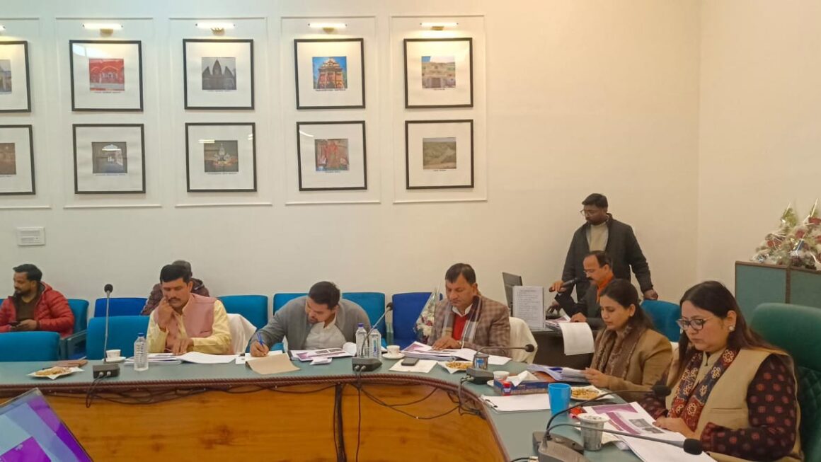 जनप्रतिनिधियों के साथ सिंचाई विभाग एवं स्थानीय पर्यटन विकास के कार्यों की डीएम ने की समीक्षा बैठक