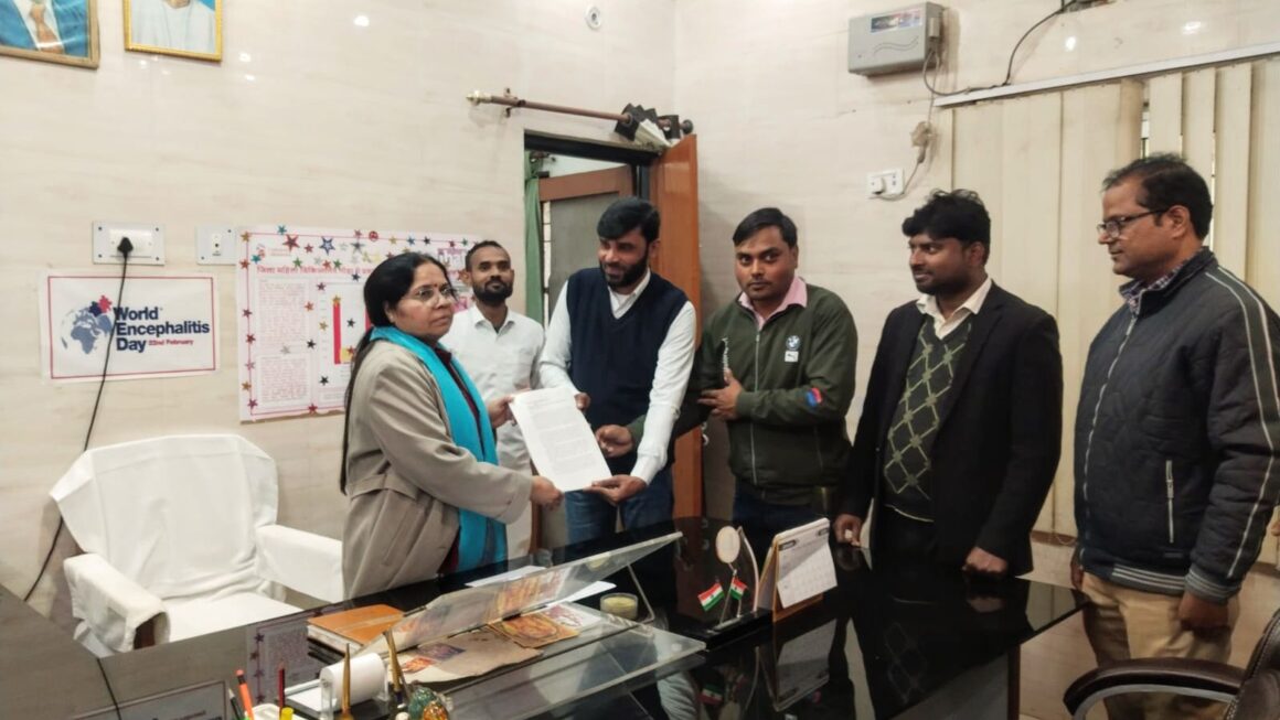 प्रधानमंत्री जन आरोग्य योजना अंतर्गत नियुक्त आरोग्य मित्रों ने शोषण को लेकर दिया ज्ञापन