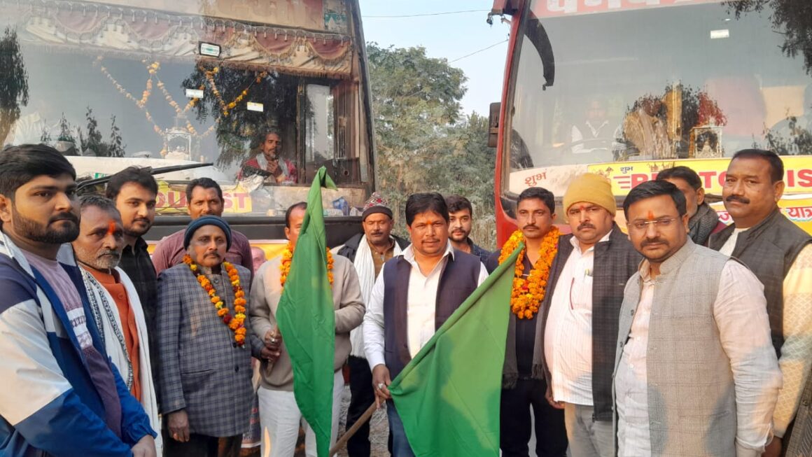 पिता के सपनो को साकार कर रहे ग्राम प्रधान निशुल्क बस सेवा से करवा रहे तीर्थाटन