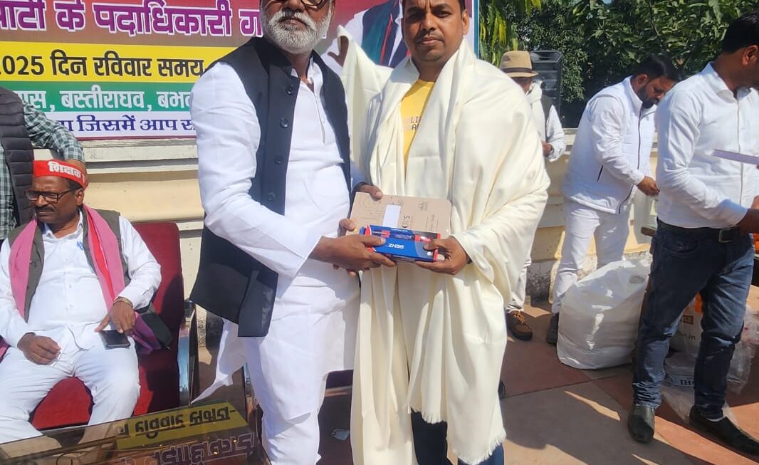 खिचड़ी भोज मे गणमान व्यक्तियों के साथ अधिवक्ताओं और पत्रकारों को अंग वस्त्र भेंट कर किया सम्मानित