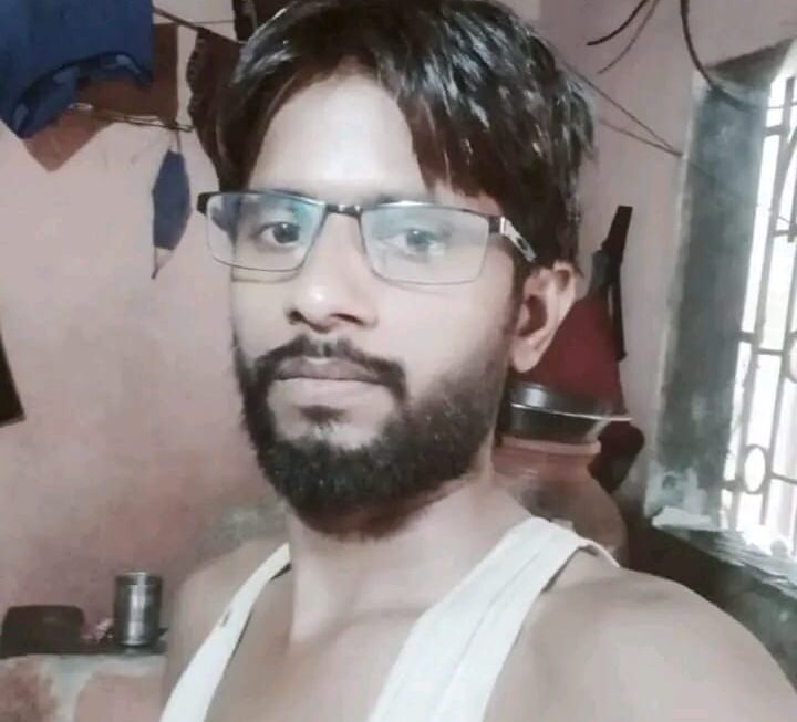 बाइक सवार युवक की पेड़ से टकराकर हुई मौत