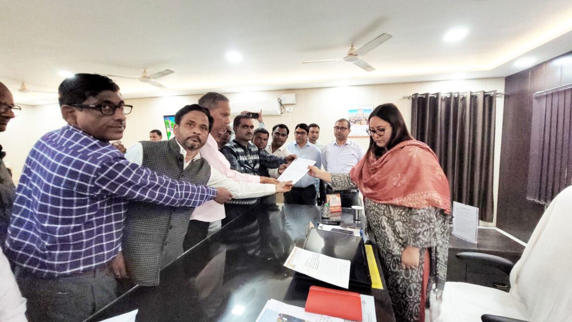 पत्रकार की हत्या से आक्रोशित पत्रकारों ने श्रमजीवी पत्रकार यूनियन के जिला अध्यक्ष की अगुवाई में सौंपा ज्ञापन