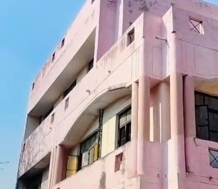 हदबरारी के आदेश से नाराज महिला ने तहसील भवन के तीसरी मंजिल पर चढ़कर किया हाई बोल्टेज ड्रामा