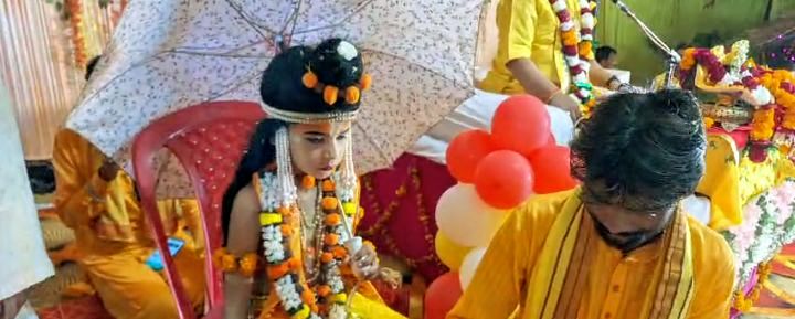 भगवान श्री कृष्ण जन्म के अवसर पर भाव विभोर भगतगणों ने की फूलों की वर्षा