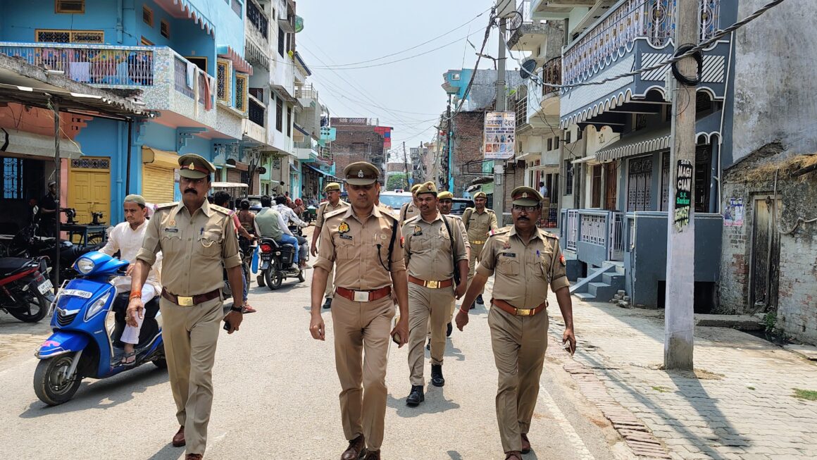 वक्फ बोर्ड बिल को लेकर पुलिस सतर्क, करनैलगंज में पैदल मार्च