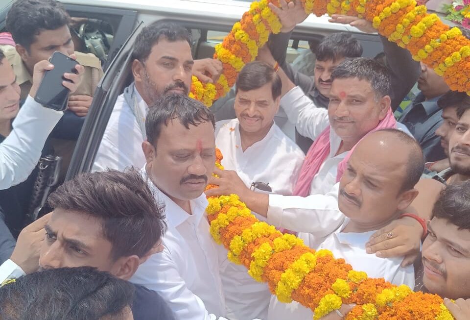सपा कार्यकर्ताओं ने शिवपाल सिंह यादव का किया जोरदार स्वागत