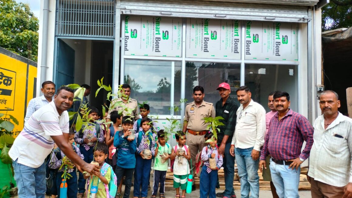 समाज सेवी ने पौधरोपण कर बच्चों को बांटे पौधे