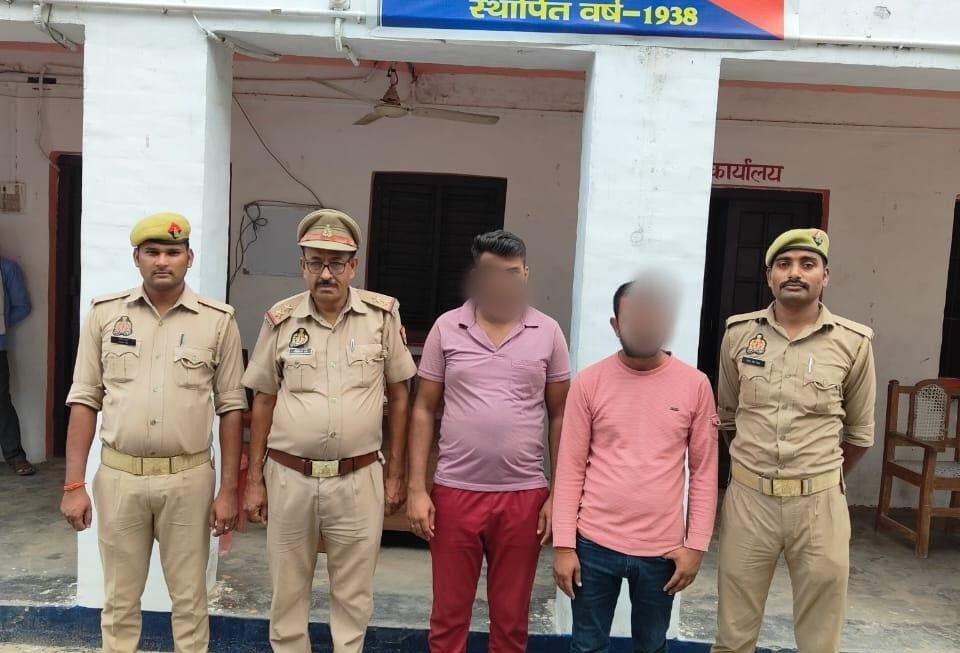 मनकापुर पुलिस व वन विभाग की संयुक्त टीम ने अवैध साखू  से लदी बोलेरो पिकअप के साथ 02 को किया गिरफ्तार
