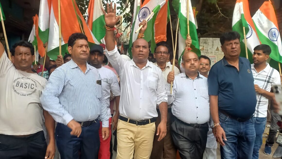 भाजपा ने विश्वास नगर में निकाली भव्य तिरंगा यात्रा 