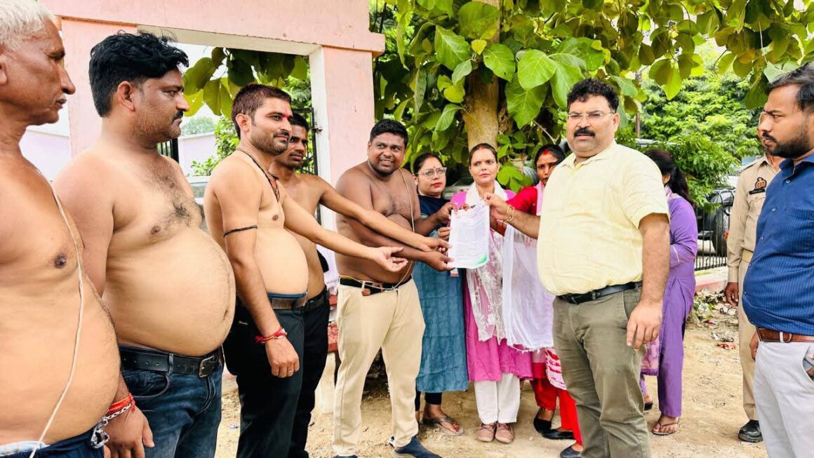 रुदौली प्रभारी निरीक्षक के खिलाफ अर्धनग्न होकर पत्रकारों ने सौंपा ज्ञापन