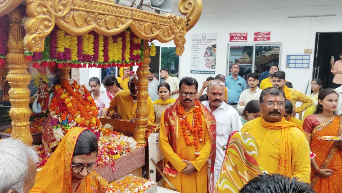ज्योति कलश यात्रा के मसकनवा पहुंचने पर श्रद्धांलुओं ने फूलो की वर्षा कर किया स्वागत