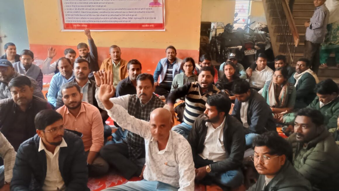 लेखपालों ने तहसील में किया जोरदार धरना प्रदर्शन