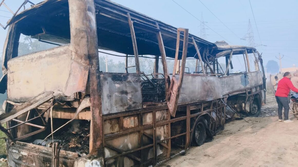 बलरामपुर के फुलवरिया बाईपास पर भीषण सड़क हादसा, 3 की मौत, 23 घायल, 5 सीरियस