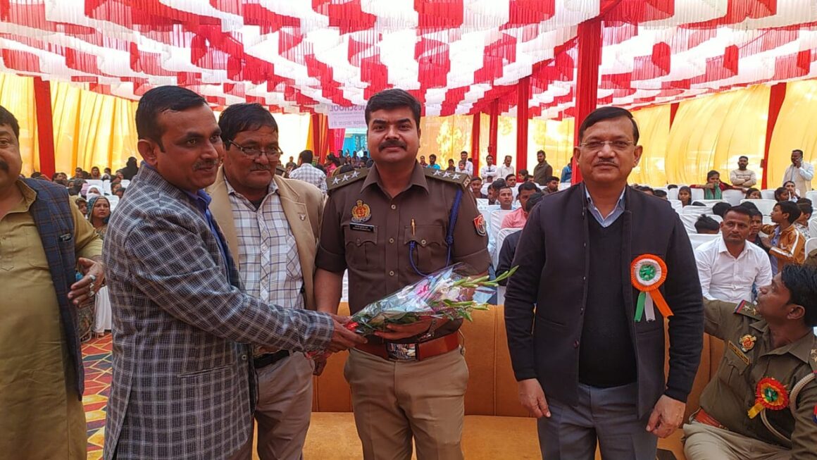 विद्यालय उत्सव में साइबर क्राइम से जागरूक करने के साथ ही कराया गया ताइक्वांडो का अभ्यास