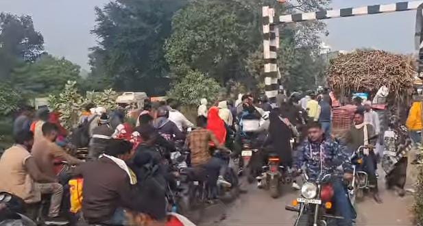 हुजूरपुर क्रॉसिंग पर गन्ना लदी ट्रॉली खराब होने से जाम,घंटों आवागमन बाधित