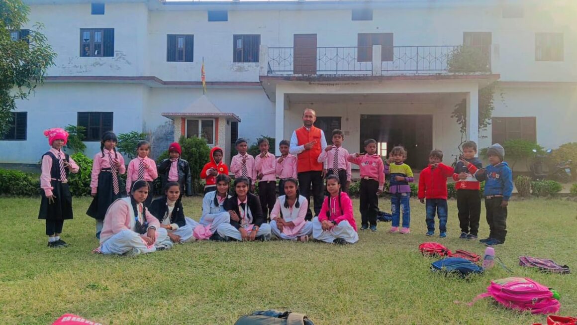 समर्थ व्यक्ति को जरूरतमंदों की सेवा करनी चाहिए : पत्रकार राजन सिंह