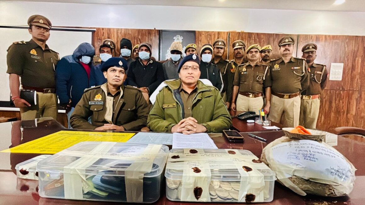 गोण्डा मे मंदिर की भूमि पर खुदाई के दौरान निकला चांदी के सिक्कों से भरा कलश