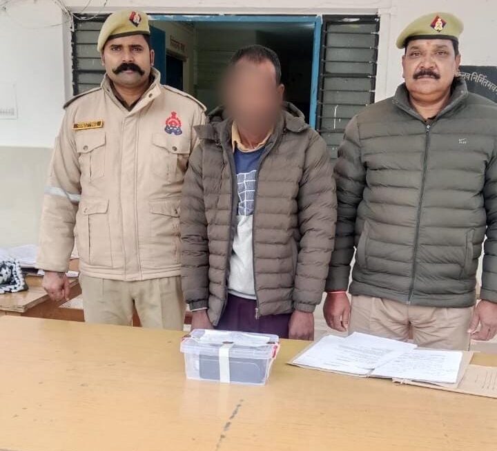 खोड़ारे पुलिस ने चोरी करने वाले आरोपी अभियुक्त को किया गिरफ्तार, कब्जे से चोरी के 45,500 रुपये नगद व एक मोबाइल बरामद