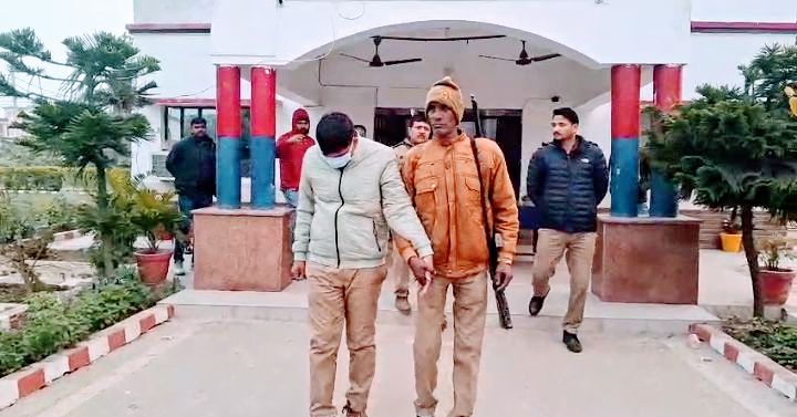 नवाबगंज थाने के रिश्वत खोर दरोगा को एंटी करेप्शन टीम ने 10 हजार रुपये की रिश्वत लेते रंगे हाथों किया गिरफ्तार