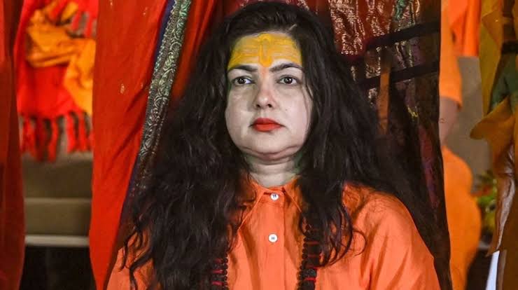 किन्नर समाज की महामंडलेश्वर ममता कुलकर्णी ने अविमुक्तेश्वरानंद पर साधा निशाना, बोली 10 मे से 9 महामंडलेश्वर झूठे
