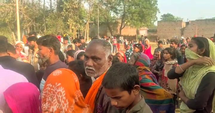 मनकापुर मे फांसी से लटकता मिला 19 वर्षीय युवक का शव, परिजनों मे कोहराम
