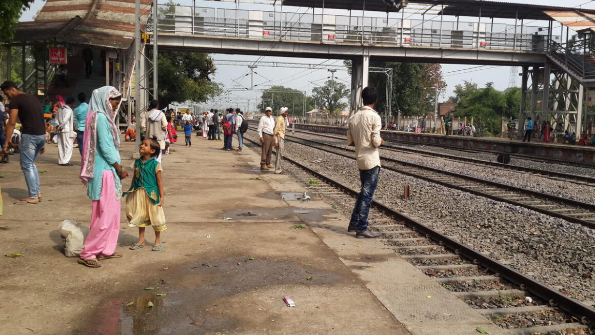 मसकनवा रेलवे स्टेशन पर बदहाली का साम्राज्य, जान हथेली पर रखकर सफर करते है यात्री