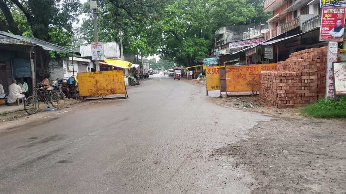 फ्लाईओवर के नाम पर जनता बेहाल: 700 मीटर सड़क बनी दलदल, रात में प्राइवेट गार्डों पर वसूली का आरोप